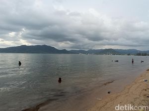 Senja di Pantai Indah Kalangan yang Berair Hangat