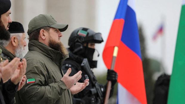 Head of the Chechen Republic Ramzan Kadyrov stands in front of service members to make a statement, dedicated to a military conflict in Ukraine, in Grozny, Russia February 25, 2022. REUTERS/Chingis Kondarov NO RESALES. NO ARCHIVES