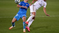 Eden Hazard ada di nomor 7. Penyerang sayap Real Madrid ini sudah dilanggar 681 kali (Getty Images)