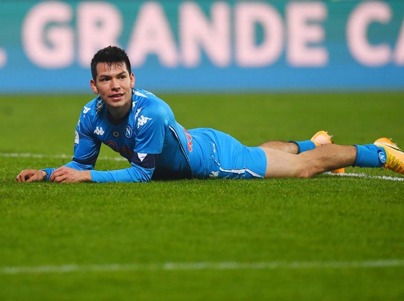 PARIS, FRANCE - APRIL 28: Neymar of Paris Saint-Germain lies injured during the UEFA Champions League Semi Final First Leg match between Paris Saint-Germain and Manchester City  at Parc des Princes on April 28, 2021 in Paris, France. Sporting stadiums around France remain under strict restrictions due to the Coronavirus Pandemic as Government social distancing laws prohibit fans inside venues resulting in games being played behind closed doors. (Photo by Alex Grimm/Getty Images)