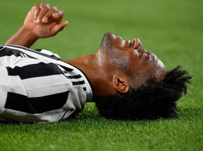 PARIS, FRANCE - APRIL 28: Neymar of Paris Saint-Germain lies injured during the UEFA Champions League Semi Final First Leg match between Paris Saint-Germain and Manchester City  at Parc des Princes on April 28, 2021 in Paris, France. Sporting stadiums around France remain under strict restrictions due to the Coronavirus Pandemic as Government social distancing laws prohibit fans inside venues resulting in games being played behind closed doors. (Photo by Alex Grimm/Getty Images)