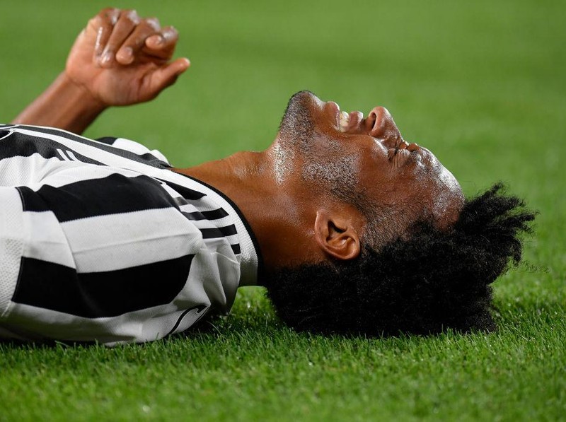 PARIS, FRANCE - APRIL 28: Neymar of Paris Saint-Germain lies injured during the UEFA Champions League Semi Final First Leg match between Paris Saint-Germain and Manchester City  at Parc des Princes on April 28, 2021 in Paris, France. Sporting stadiums around France remain under strict restrictions due to the Coronavirus Pandemic as Government social distancing laws prohibit fans inside venues resulting in games being played behind closed doors. (Photo by Alex Grimm/Getty Images)