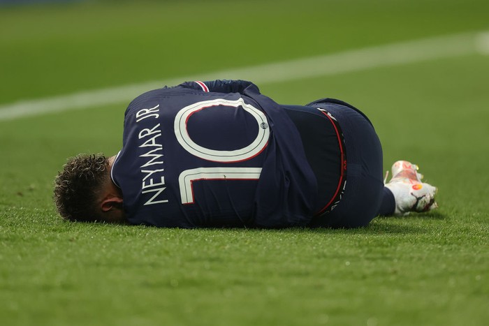 Pemain Paling Sering Dilanggar PARIS, FRANCE - APRIL 28: Neymar of Paris Saint-Germain lies injured during the UEFA Champions League Semi Final First Leg match between Paris Saint-Germain and Manchester City at Parc des Princes on April 28, 2021 in Paris, France. Sporting stadiums around France remain under strict restrictions due to the Coronavirus Pandemic as Government social distancing laws prohibit fans inside venues resulting in games being played behind closed doors. (Photo by Alex Grimm/Getty Images)