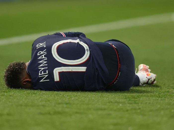 PARIS, FRANCE - APRIL 28: Neymar of Paris Saint-Germain lies injured during the UEFA Champions League Semi Final First Leg match between Paris Saint-Germain and Manchester City  at Parc des Princes on April 28, 2021 in Paris, France. Sporting stadiums around France remain under strict restrictions due to the Coronavirus Pandemic as Government social distancing laws prohibit fans inside venues resulting in games being played behind closed doors. (Photo by Alex Grimm/Getty Images)
