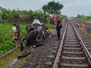 Penampakan Mobil Ringsek Tertabrak KA di Perlintasan Sebidang Lamongan