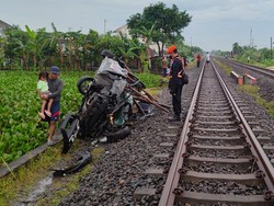 Penampakan Mobil Ringsek Tertabrak KA di Perlintasan Sebidang Lamongan