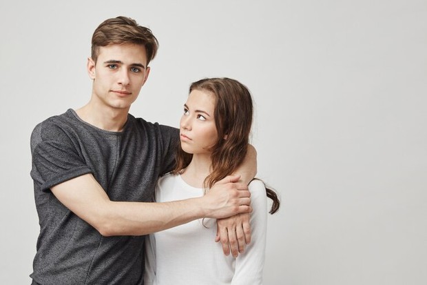 Perbedaan clingy dan love language physical touch