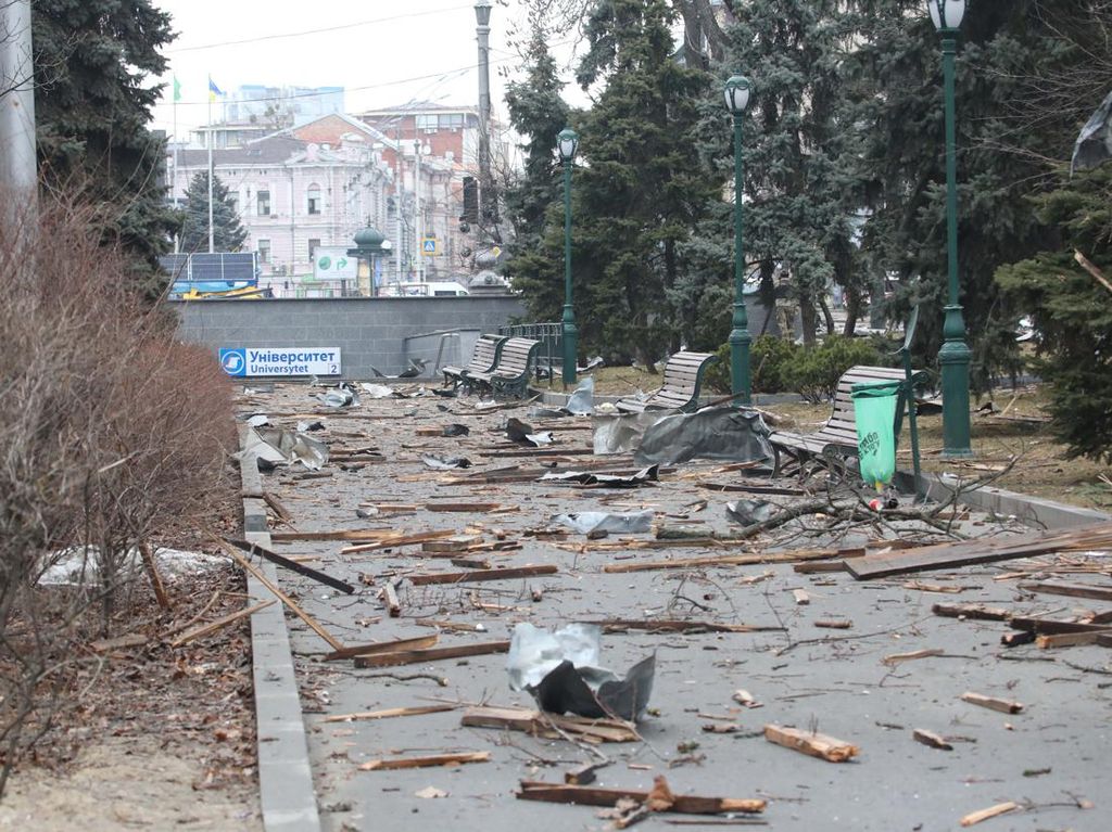 Bangunan Warga di Kharkiv Ukraina Hancur Diserang Militer Rusia