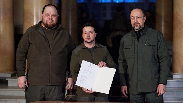 Presiden Ukraina Volodymyr Zelenksy usai menandatangani dokumen pengajuan keanggotaan Uni Eropa bagi Ukraina Presiden Ukraina Volodymyr Zelenksy usai menandatangani dokumen pengajuan keanggotaan Uni Eropa bagi Ukraina