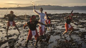 Putri Indonesia Maluku Menari Cakalele