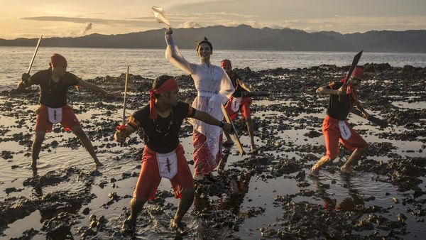 Putri Indonesia Maluku Menari Cakalele