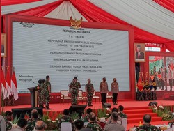 TNI Sematkan Empat Bintang Tanda Kehormatan pada Kapolri Jenderal Sigit