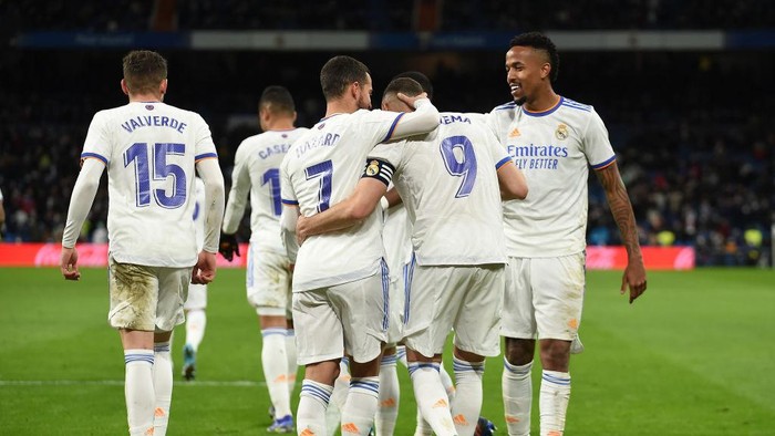 MADRID, SPAIN - FEBRUARY 19: Karim Benzema of Real Madrid  celebrates with Eden Hazard of Real Madrid after scoring their teams third goal from the penalty spot during the LaLiga Santander match between Real Madrid CF and Deportivo Alaves at Estadio Santiago Bernabeu on February 19, 2022 in Madrid, Spain. (Photo by Denis Doyle/Getty Images)