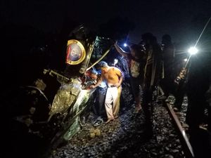 Mobil Ringsek Tertabrak KA di Perlintasan Tanpa Palang Pintu Lamongan