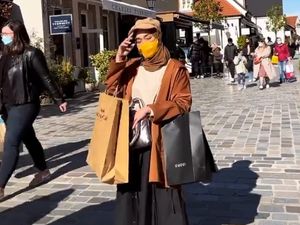 Gaya Mentereng Ririe Fairus Kerja Sambil Liburan di Paris Gaya Mentereng Ririe Fairus Kerja Sambil Liburan di Paris