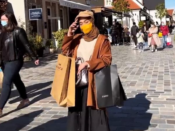 Gaya Mentereng Ririe Fairus Kerja Sambil Liburan di Paris