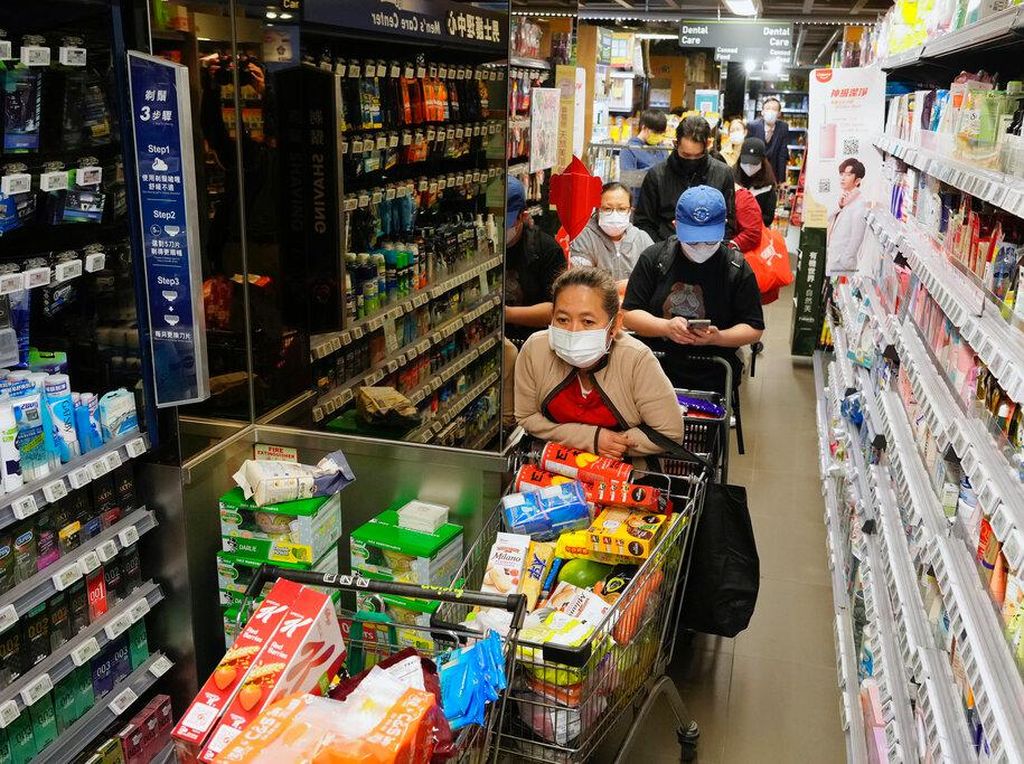 Muncul Kabar Lockdown Gegara COVID Meroket, Warga Hong Kong Borong Supermarket