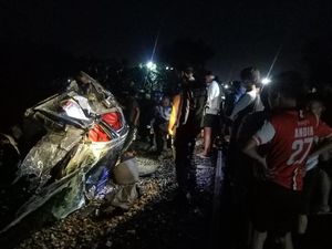 Mobil Tertabrak KA di Perlintasan Tanpa Palang Pintu Lamongan, Sopir Selamat
