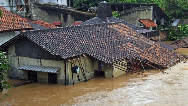 Sungai Cibanten Meluap, Rumah Warga di Serang Terendam Banjir