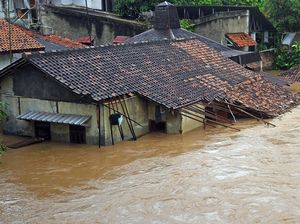 Sungai Cibanten Meluap, Rumah Warga di Serang Terendam Banjir