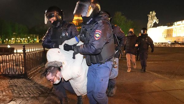 Tolak Invasi ke Ukraina, Demonstran Antiperang Ditangkap di Rusia