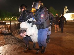 Tolak Invasi ke Ukraina, Demonstran Antiperang Ditangkap di Rusia Tolak Invasi ke Ukraina, Demonstran Antiperang Ditangkap di Rusia