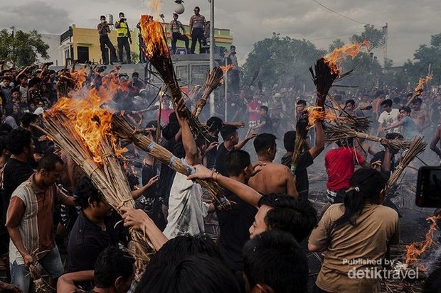 Tradisi Perang Api/Foto : travel.detik.com/Agus Kurniawan