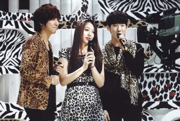 Setelah Wooyoung dan Taecyeon mundur dari posisi MC, kemudian digantikan oleh Yonghwa dan Jo Kwon untuk menemani Sulli sebagai MC