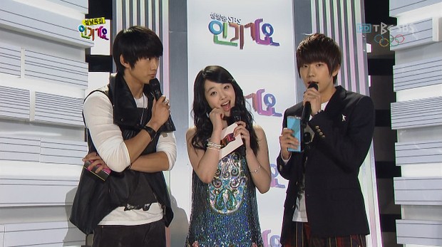 Sulli, Taecyeon, dan Wooyoung menjadi trio MC pertama yang terdiri dari idol