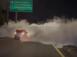 Truk Muatan Gas CO2 Kecelakaan di Tol Cikarang, Diduga Supir Mengantuk