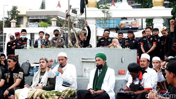 Tuntut Menag Yaqut Dicopot, Massa Demo di Masjid Agung Kota Sukabumi