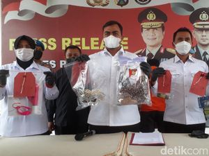 21 Barang Bukti Disita dari Selebgram Live Show Bugil, Sex Toys hingga Cosplay 21 Barang Bukti Disita dari Selebgram Live Show Bugil, Sex Toys hingga Cosplay