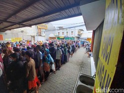 Warga Cibaduyut Rela Antre Sejak Pagi Demi Mendapat Minyak Goreng