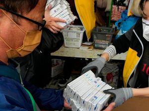 Warga Hong Kong Panik Borong Bahan Kebutuhan Pokok Jelang Tes Massal COVID