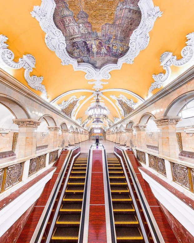 Moscow Metro yang menjadi salah satu destinasi paling favorit di Rusia.