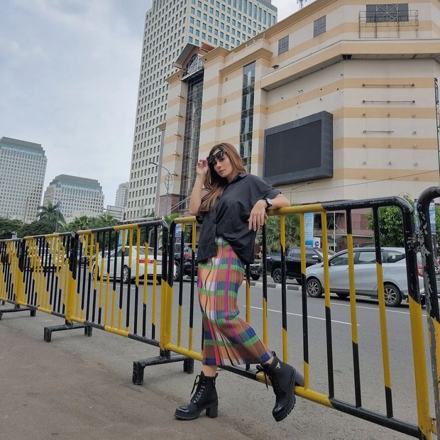 Wulon Guritno tahun ini akan menginjak usia 40 tahunan. namun outfit yang dikenakannya tetap stylish dengan mengenakan kemeja hitam dan rok motif kotak.