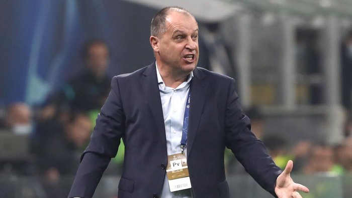 yuriy vernydub sheriff tiraspol liga champions MILAN, ITALY - OCTOBER 19: FC Sheriff coach Yuriy Vernydub shouts to his players during the UEFA Champions League group D match between FC Internazionale and FC Sheriff at Giuseppe Meazza Stadium on October 19, 2021 in Milan, Italy. (Photo by Marco Luzzani/Getty Images)