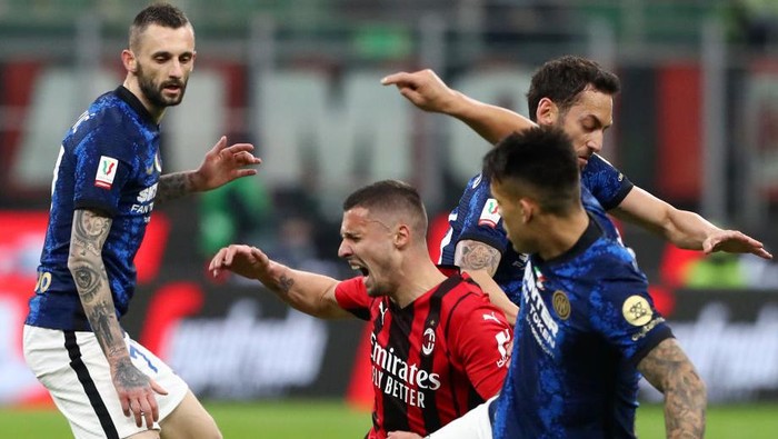 MILAN, ITALY - MARCH 01: Rade Krunic of AC Milan is challenged by Marcelo Brozovic and Lautaro Martinez of FC Internazionale during the Coppa Italia Semi Final 1st Leg match between AC Milan and FC Internazionale at Stadio Giuseppe Meazza on March 01, 2022 in Milan, Italy. (Photo by Marco Luzzani/Getty Images)