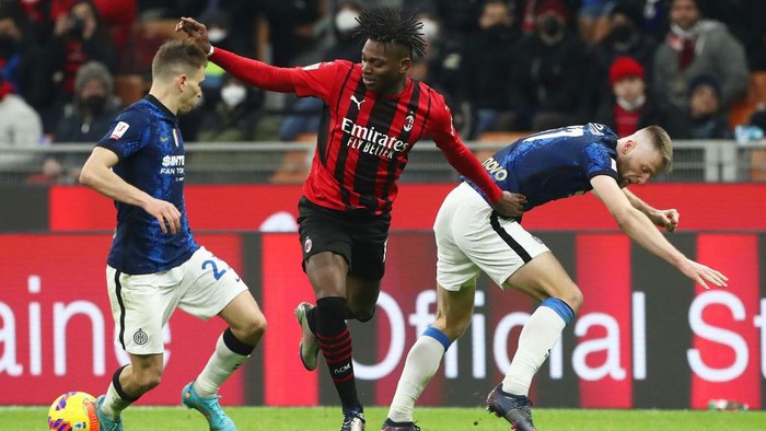 MILAN, ITALY - MARCH 01: Rafael Leao of AC Milan is challenged by Nicolo Barella and Milan Skriniar of FC Internazionale during the Coppa Italia Semi Final 1st Leg match between AC Milan and FC Internazionale at Stadio Giuseppe Meazza on March 01, 2022 in Milan, Italy. (Photo by Marco Luzzani/Getty Images)
