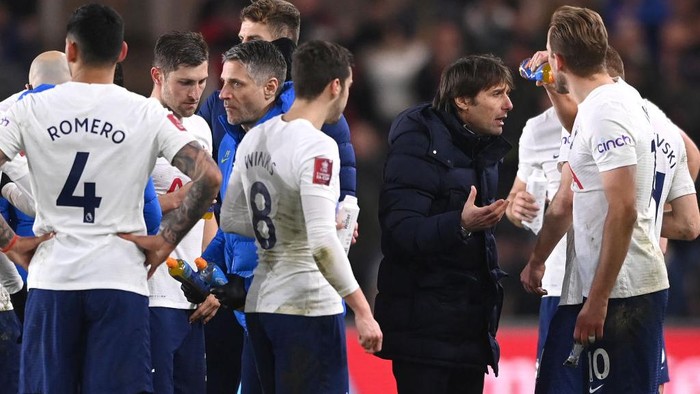 MIDDLESBROUGH, ENGLAND - MARCH 01: Spurs Head Coach Antonio Conte (r) speaks to his players during the half time break of extra time during the Emirates FA Cup Fifth Round match between Middlesbrough and Tottenham Hotspur at Riverside Stadium on March 01, 2022 in Middlesbrough, England. (Photo by Stu Forster/Getty Images)