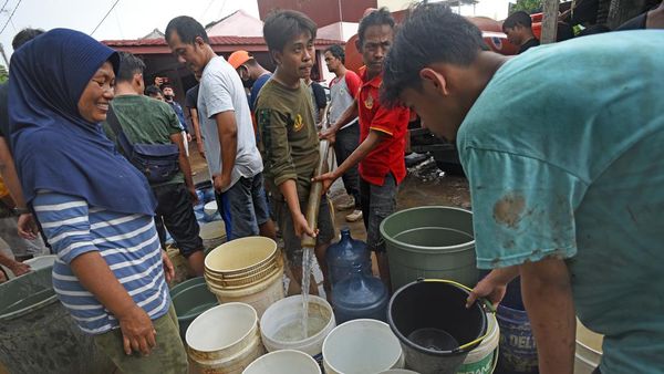 Korban Banjir Perumahan Persada Serang Antre Air Bersih