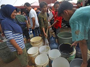 Korban Banjir Perumahan Persada Serang Antre Air Bersih Korban Banjir Perumahan Persada Serang Antre Air Bersih