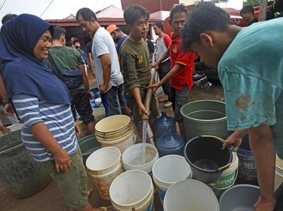 Korban Banjir Perumahan Persada Serang Antre Air Bersih