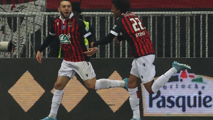 Nices French forward Amine Gouiri (L) celebrates after scoring his teams first goal during the French Cup semi-final football match between OGC Nice and FC Versailles 78 at the 