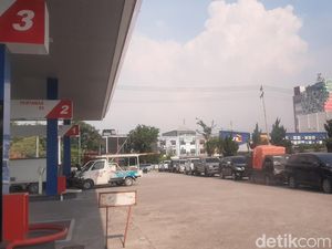 Stok Solar Langka, Pemobil di Riau Terpaksa Antre di SPBU Berjam-jam