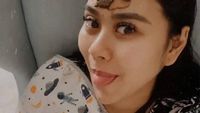 8 Potret Artis Pakai Pilis Usai Lahiran, Terbaru Ada Aurel Hermansyah