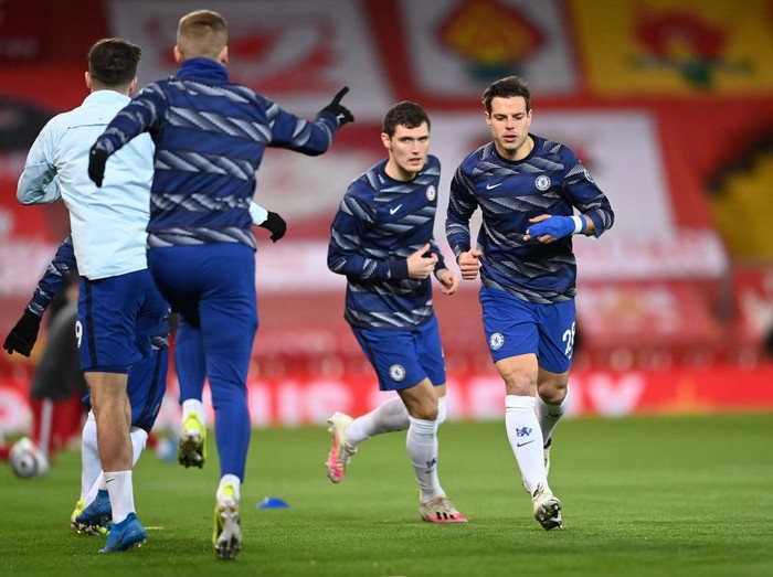 LIVERPOOL, ENGLAND - MARCH 04: Cesar Azpilicueta of Chelsea warms up with Andreas Christensen and team mates prior to the Premier League match between Liverpool and Chelsea at Anfield on March 04, 2021 in Liverpool, England. Sporting stadiums around the UK remain under strict restrictions due to the Coronavirus Pandemic as Government social distancing laws prohibit fans inside venues resulting in games being played behind closed doors. (Photo by Laurence Griffiths/Getty Images)