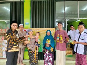 PPP Gelar Pasar Murah di Madura, Minyak Goreng Cuma Rp 10.000/Liter PPP Gelar Pasar Murah di Madura, Minyak Goreng Cuma Rp 10.000/Liter