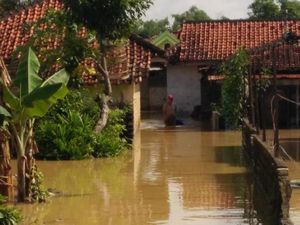 Banjir Melanda 2 Kecamatan 9 Desa di Pamekasan, Ketinggian Masih 1 Meter Banjir Melanda 2 Kecamatan 9 Desa di Pamekasan, Ketinggian Masih 1 Meter