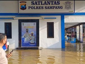 Kantor Satpas Polres Sampang Kebanjiran, Pelayanan SIM Terpaksa Tutup Kantor Satpas Polres Sampang Kebanjiran, Pelayanan SIM Terpaksa Tutup